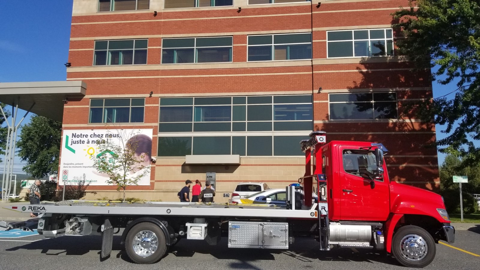 Une femme percute un mur de la Caisse Desjardins à Saint-Georges