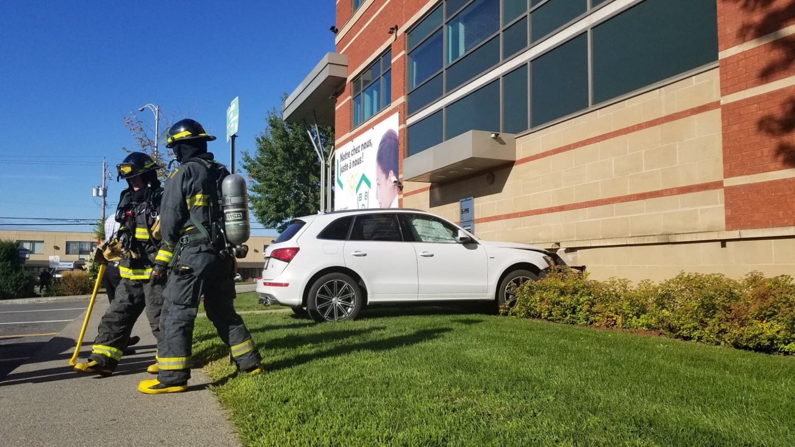 Une femme percute un mur de la Caisse Desjardins à Saint-Georges