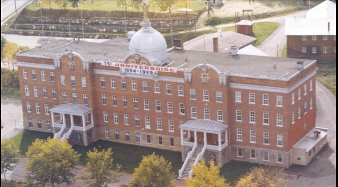 Normand DeLessard présente la démolition du vieux collège de Beauceville en 1977