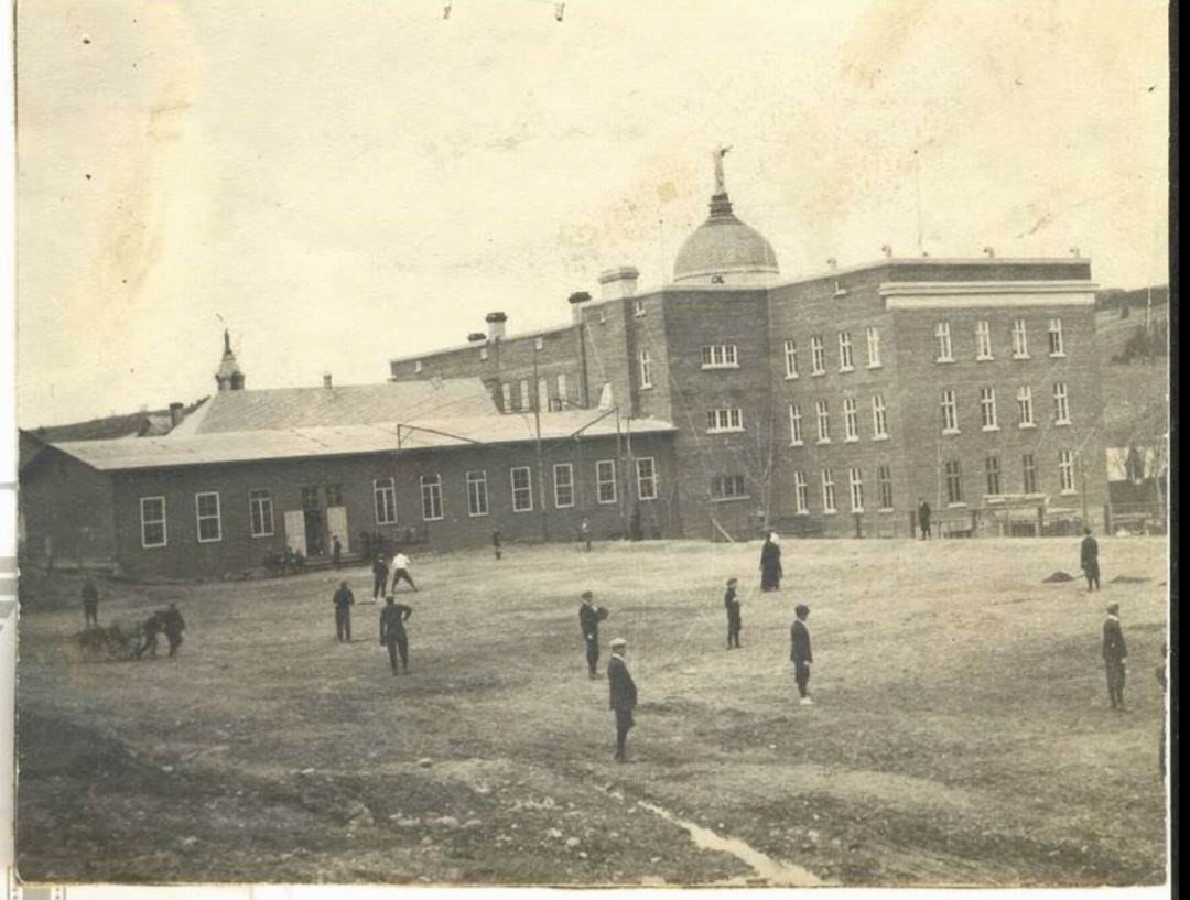 Normand DeLessard présente la démolition du vieux collège de Beauceville en 1977