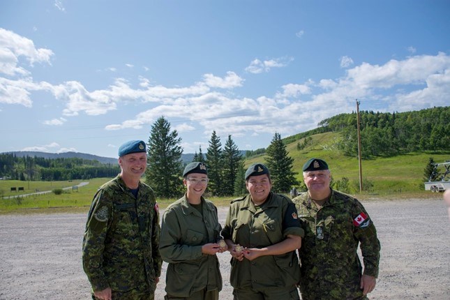Lors de la visite du brigadier-général Cochrane, commandant du Groupe de soutien national aux cadets et aux Rangers juniors canadiens.