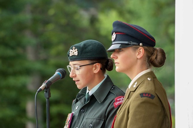 Lors de la parade de la Libération de la ville de Banff le 21 juillet 2019, alors que Laurence Breton était maître de cérémonie en compagnie de la cadette britannique, Tabby Gardiner.
