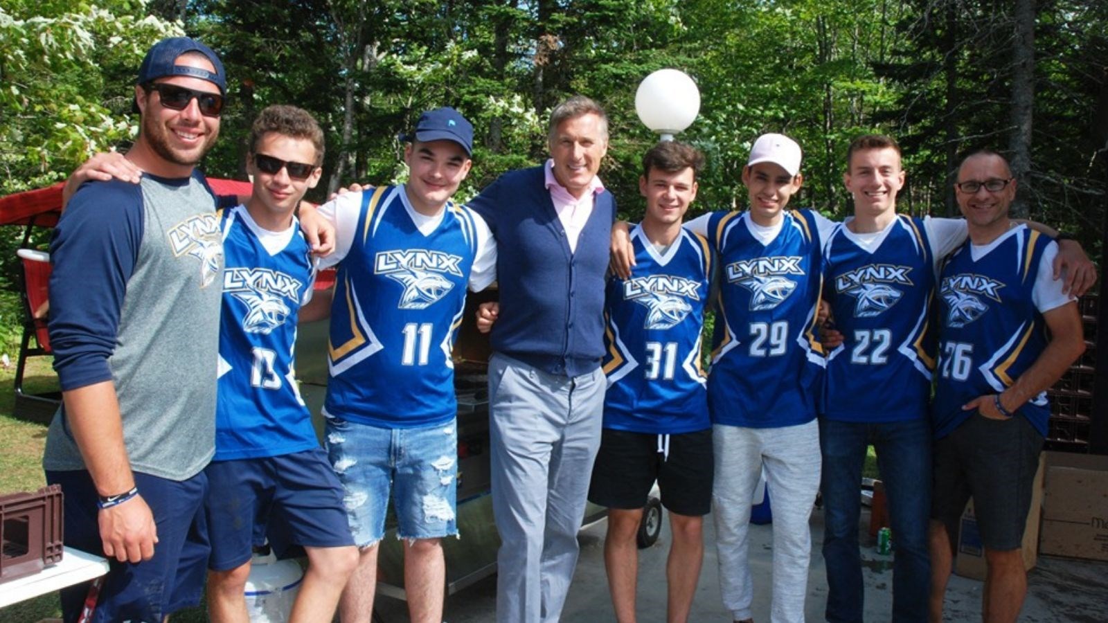 Quelques joueurs juvéniles des Lynx en présence de messieurs Maxime Bernier, Keven Mathieu, entraîneur juvénile, et Michel Mercier, coordonnateur des sports.