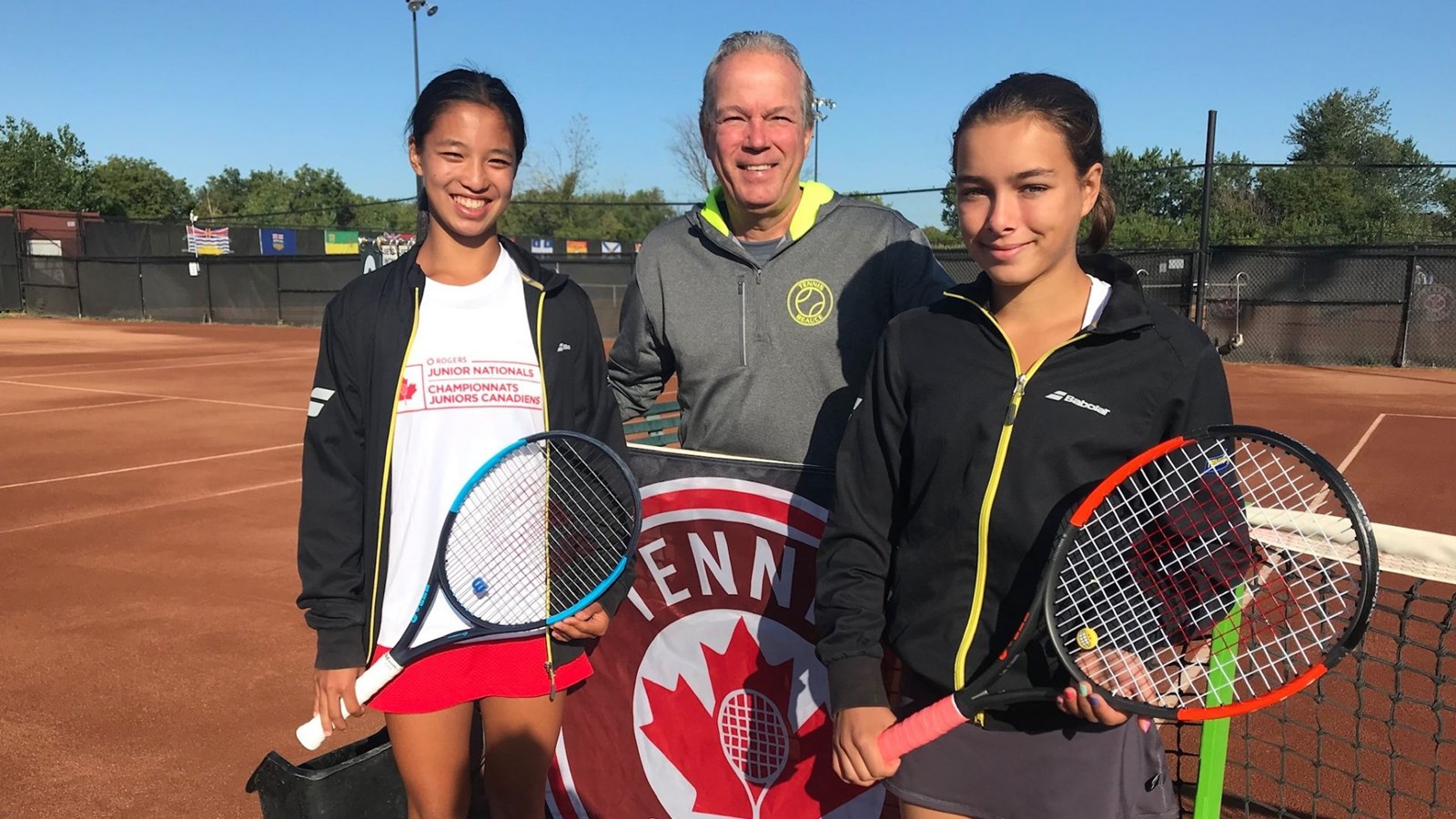 Rosalie Carrier-Dulac, Richard Dulac (Entraîneur Tennis Beauce) et Alizée Poulin