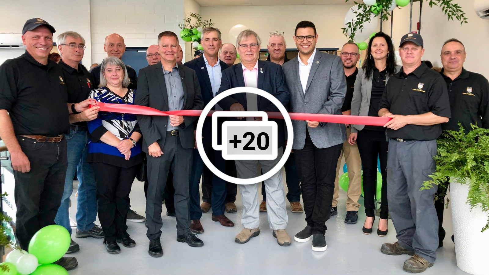 Les membres du conseil municipal de Saint-Prosper ainsi que le maire Richard Couët, Francis Lacasse de Honco et Mark Mccollough de Desjardins. 
