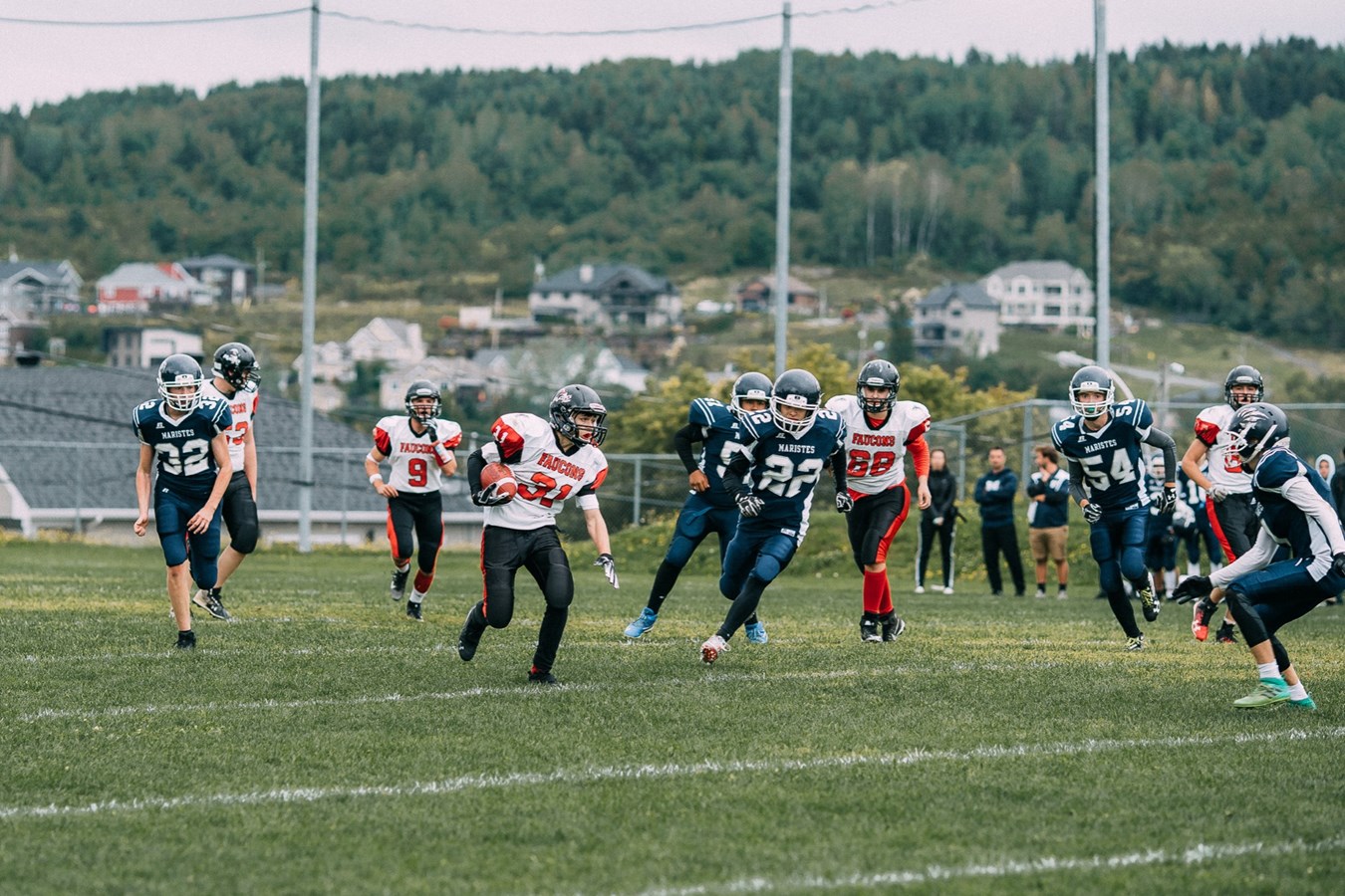 Football : Les Faucons remportent leur premier match de la saison à domicile