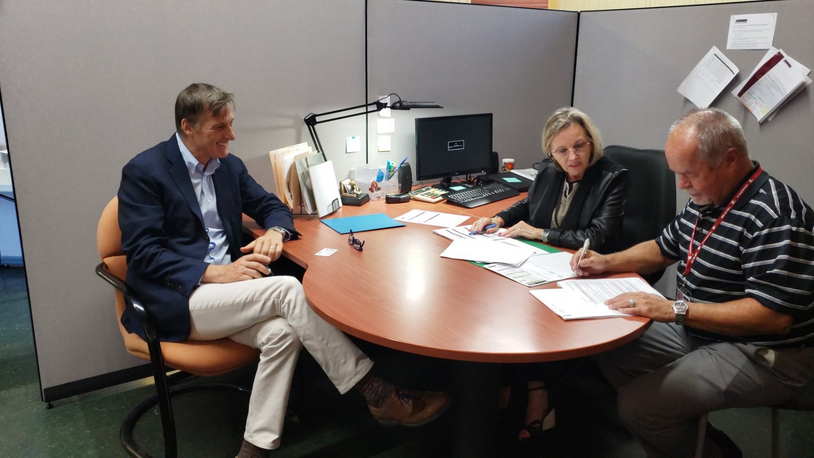 Maxime Bernier dépose son dossier au bureau de la directrice du scrutin.