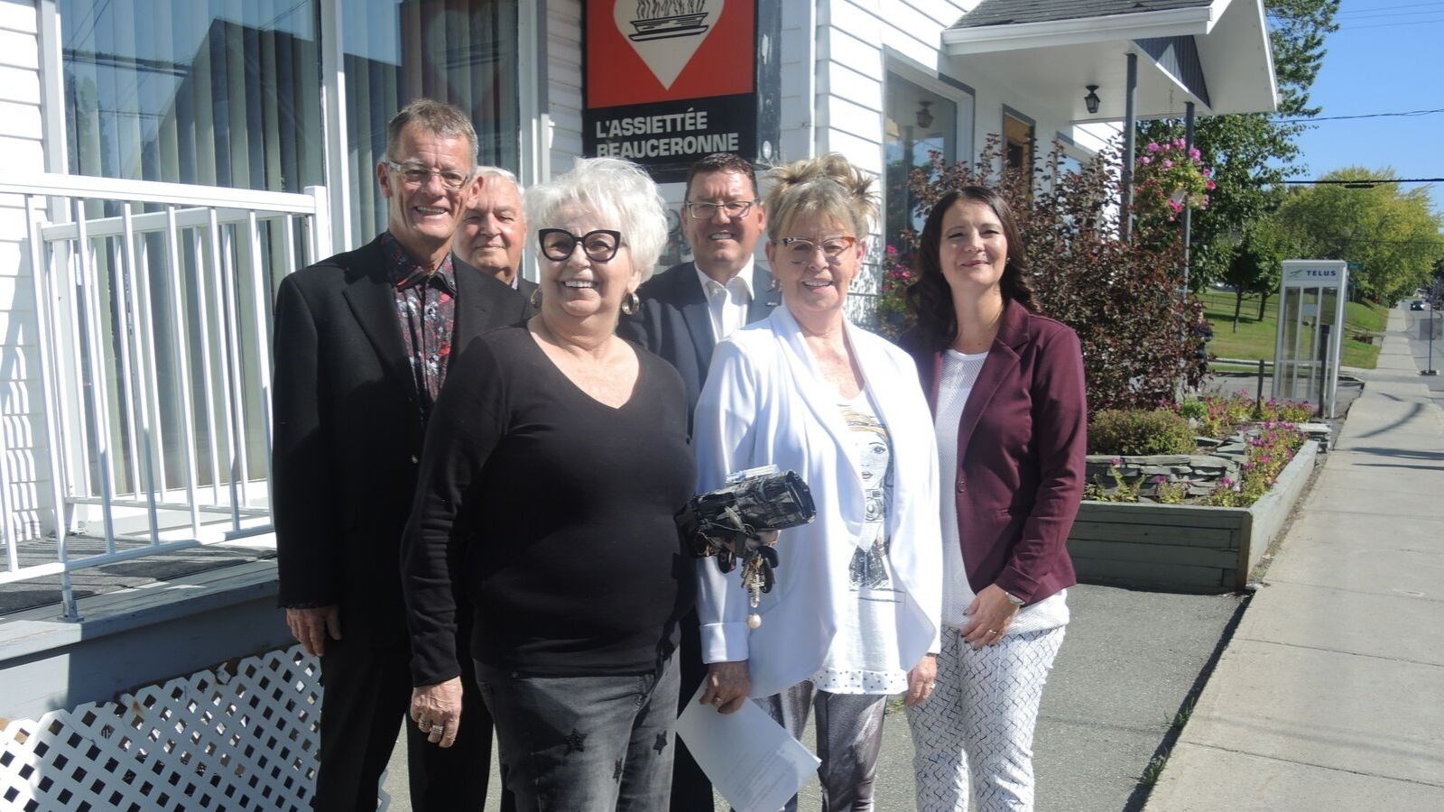 À l'avant : M. Claude Charest, Mmes Gaétane et Suzanne Labbé et Mme  Cathy Fecteau. À l'arrière, M. Carol Morin et M. Pierre Lacombe.