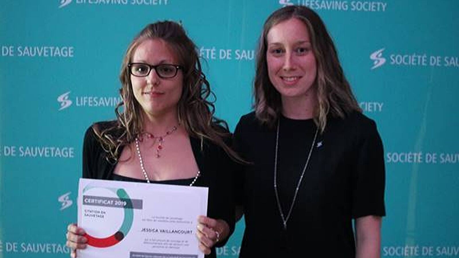 Jessica Vaillancourt, récipiendaire de la citation en sauvetage, et Catherine Labonté, présidente du conseil d’administration de la Société de sauvetage.