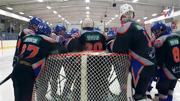 L'Assurancia Junior AA a quinze vétérans et six nouveaux joueurs.