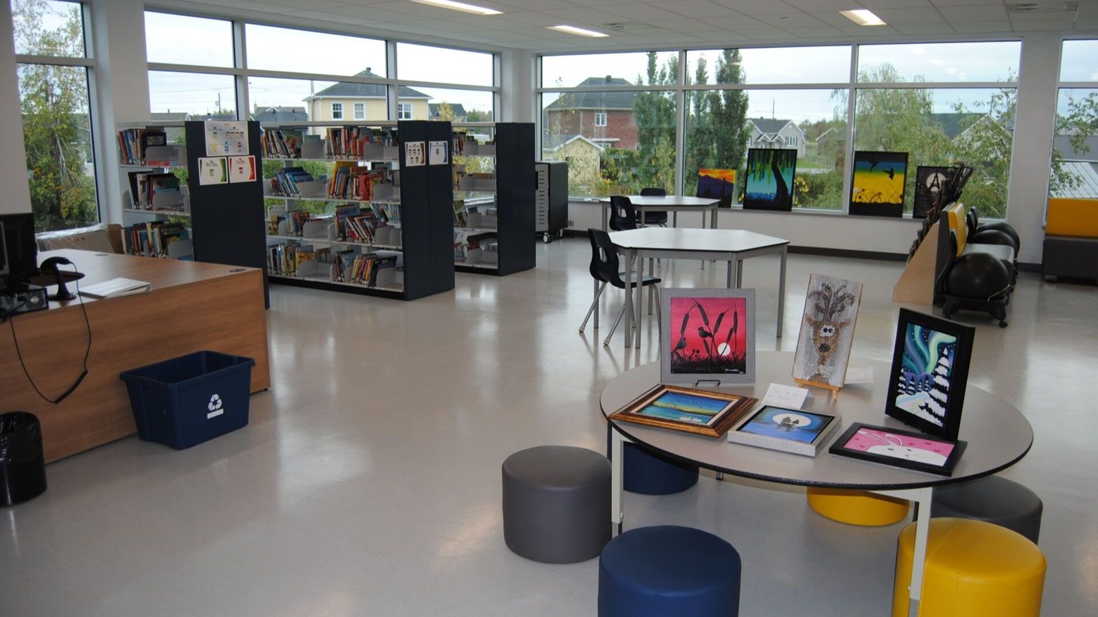 L'école à Sainte-Hénédine possède une grande bibliothèque. 