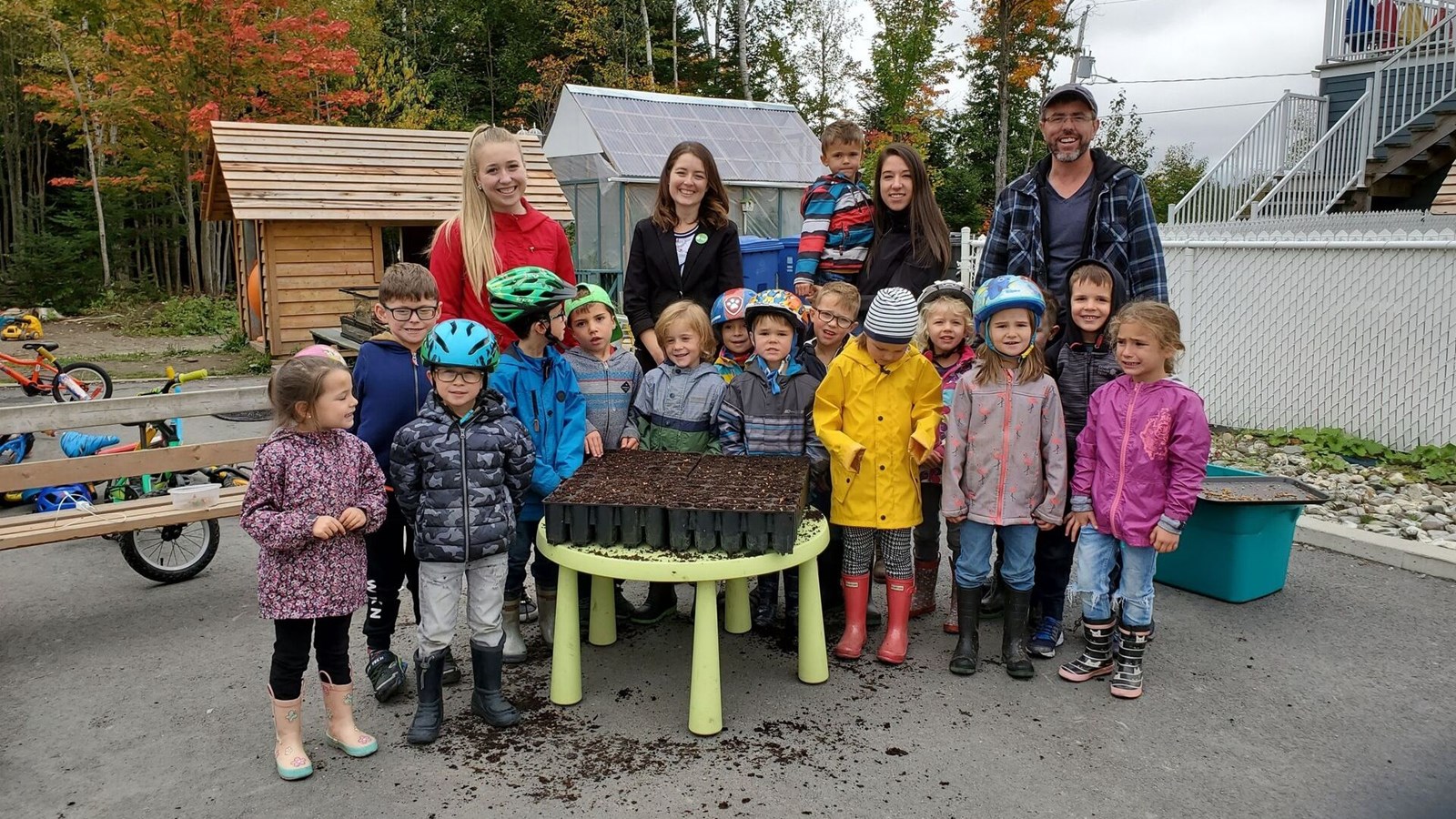 La direction des Maisons d'enseignement Let's Go ont invité tous les candidats à venir poser un geste pour l'environnement.