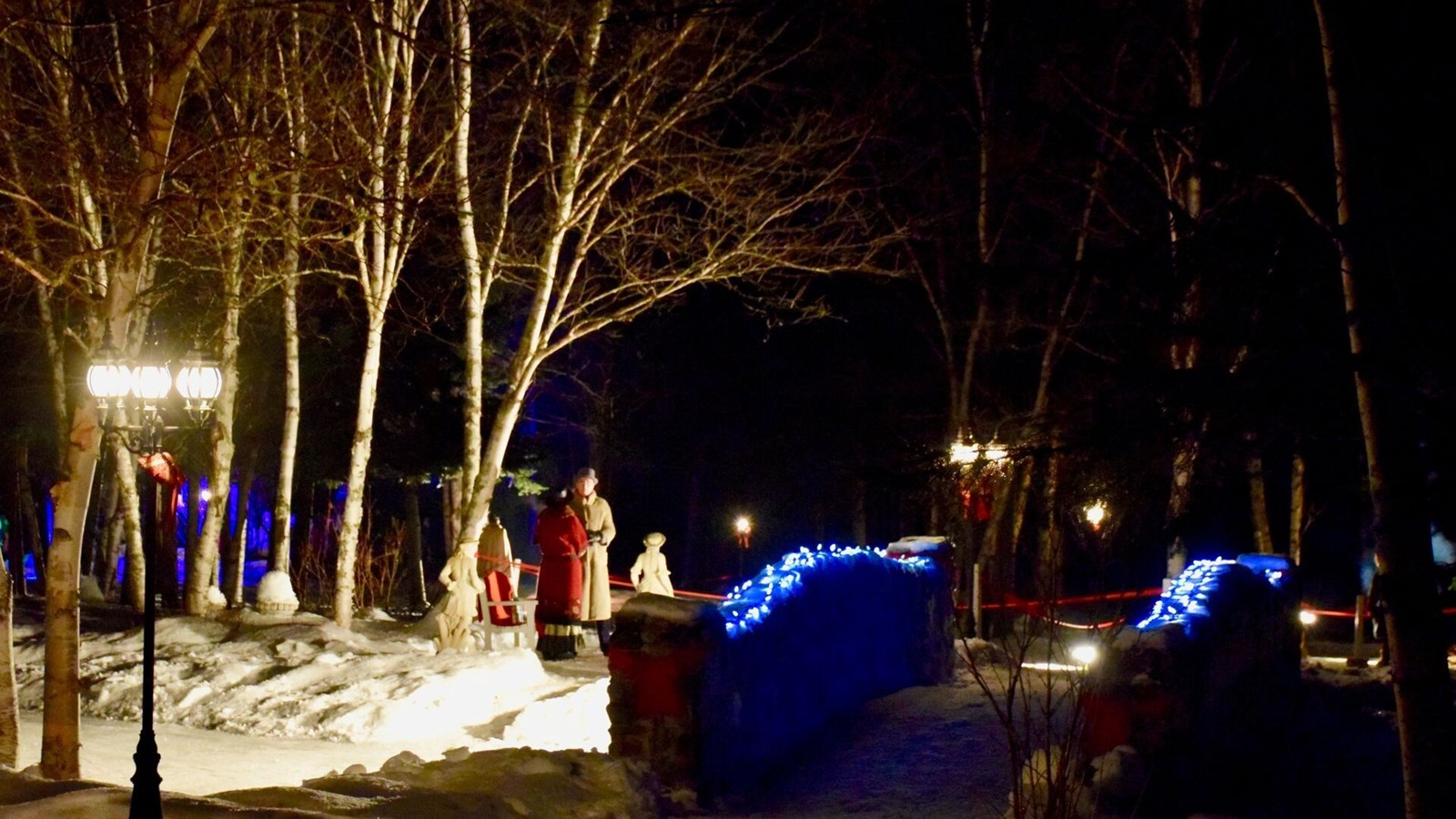 La première partie du spectacle se déroule à l’extérieur dans le jardin Harbottle.