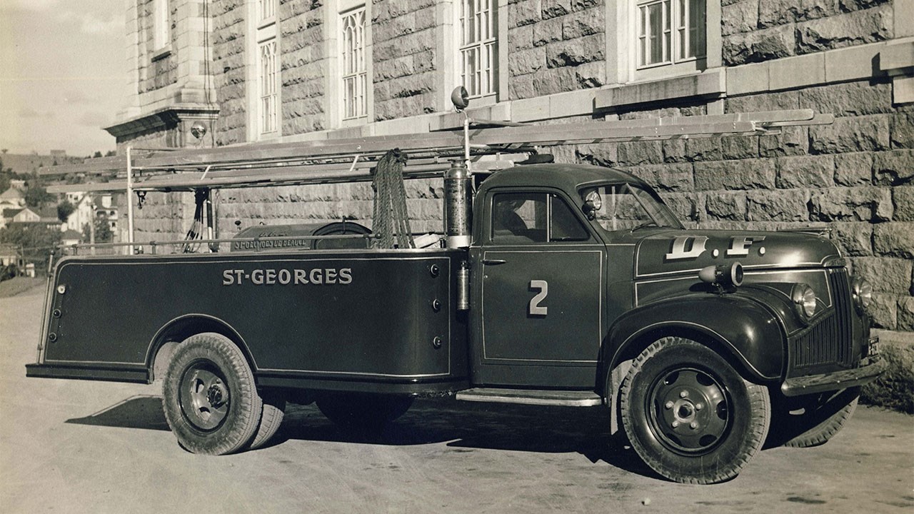 NOS POMPIERS, LEUR CASERNE ET LEURS CAMIONS