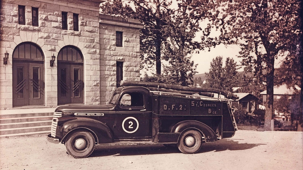 NOS POMPIERS, LEUR CASERNE ET LEURS CAMIONS