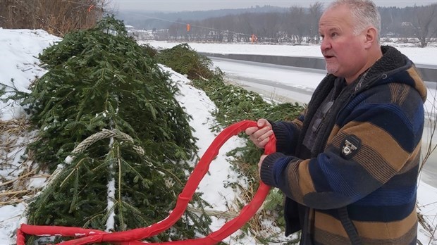 Le maire Veilleux a lui-même supervisé l'installation d'une estacade.