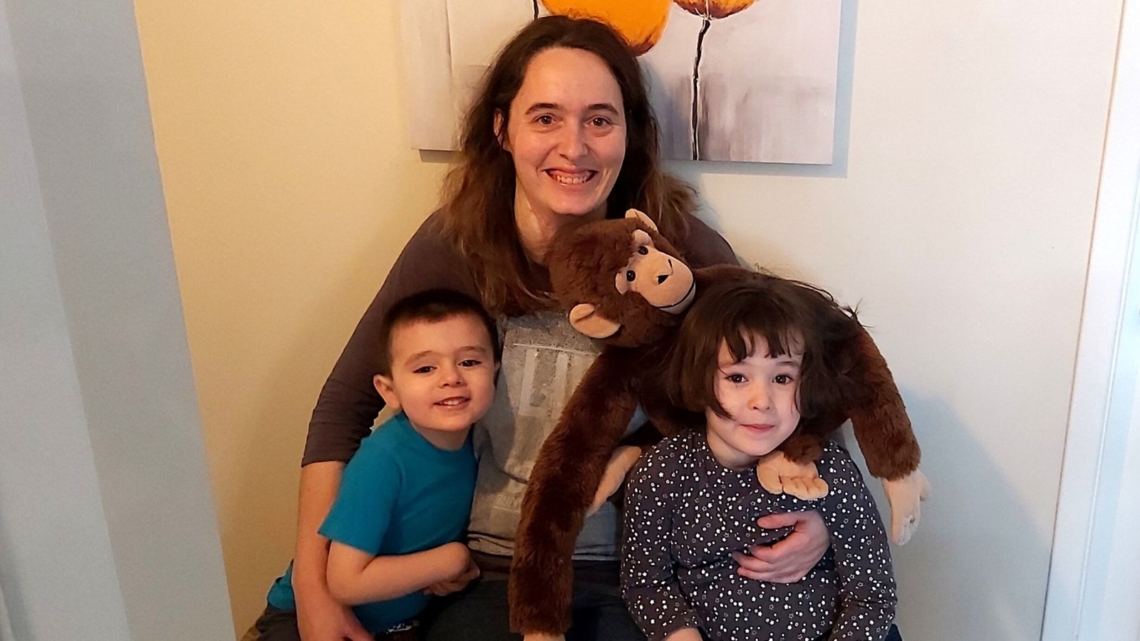 Sarah et ses enfants Léa et Rémi.