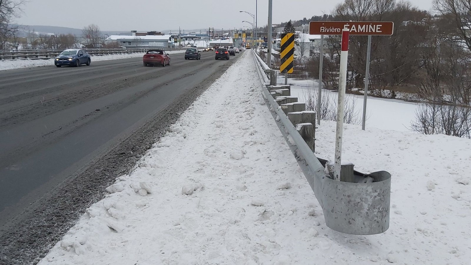 Le trottoirs du boulevard Lacroix n'ont pas été déneigé.