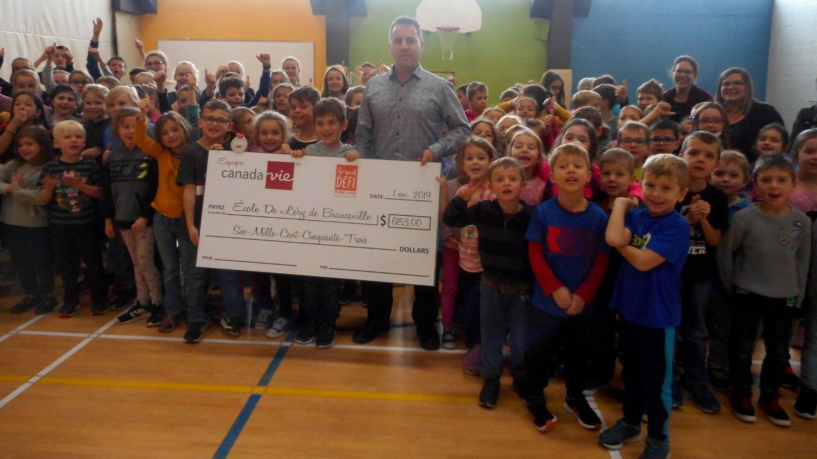 Alain Bolduc a remis un chèque de 6 153 $ à l'école de Léry de Beauceville.