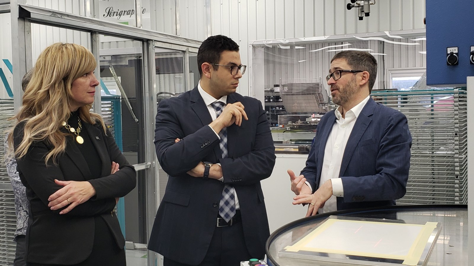 Sonya Cliche, Samuel Poulin et Philippe Jolin devant la nouvelle machine.