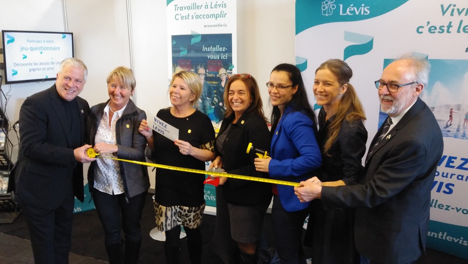 La bonne humeur est au rendez-vous au Salon de l'habitation 2020. De passage au kiosque de la Ville de Lévis, les dignitaires et élus présents ont pris un moment pour « Vivre le courant Lévis », inspirés du nouveau positionnement de la Ville de Lévis.