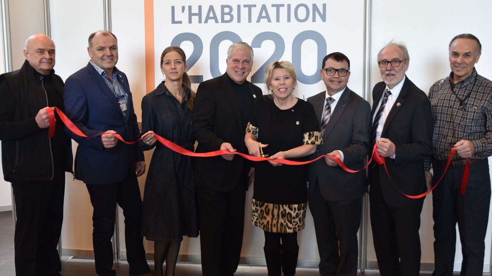 Présents pour cette ouverture officielle du Salon, entourant la représentante du maire de Lévis, Mme Janet Jones, les dignitaires ont vécu un moment de fierté aux côtés des promoteurs. De gauche à droite, Guy Lépine, promoteur, Daniel Plante, président de l’ACQ, région Québec, François Paradis, président de l’Assemblée nationale et député de Lévis, Janet Jones, conseillère municipale Christ-Roi, Stéphanie Lévesque, animatrice, Jacques Gourde, député fédéral de Lévis-Lotbinière, Marc Picard, député des Chutes-de-la-Chaudière, et Pierre Harvey, promoteur.