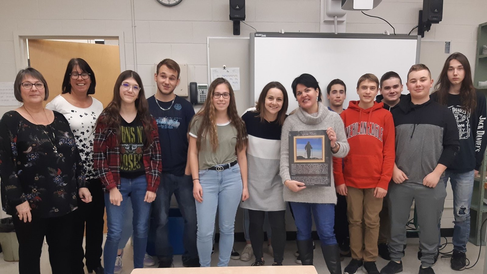 Tenant une plaque, Dre Nadine Fleury a été honorée par son ancienne école la semaine dernière.
