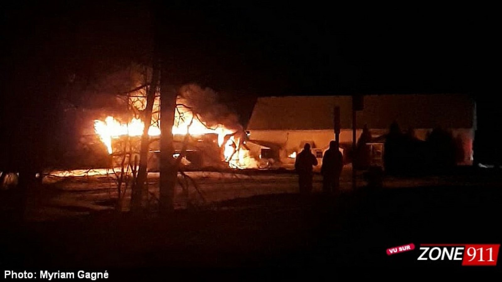 Un garage commercial complètement détruit par les flammes à Saint-Isidore