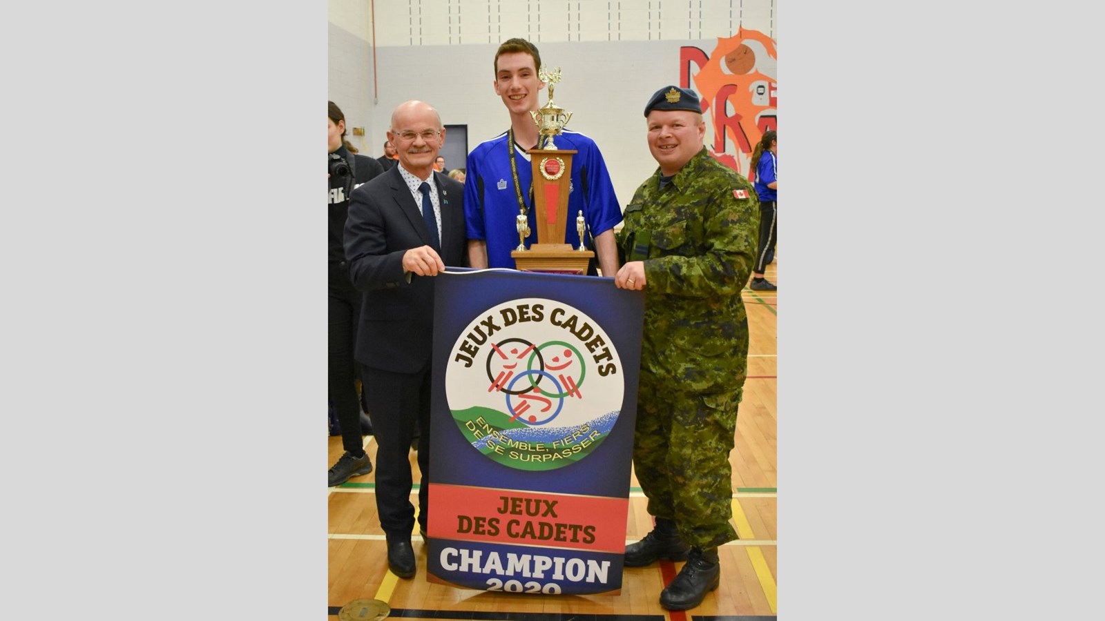 Richard Lehoux remet le Trophée des jeux au cadet sergent de section Randy Paquet, accompagné du directeur des jeux, le capitaine Christian Mathieu.