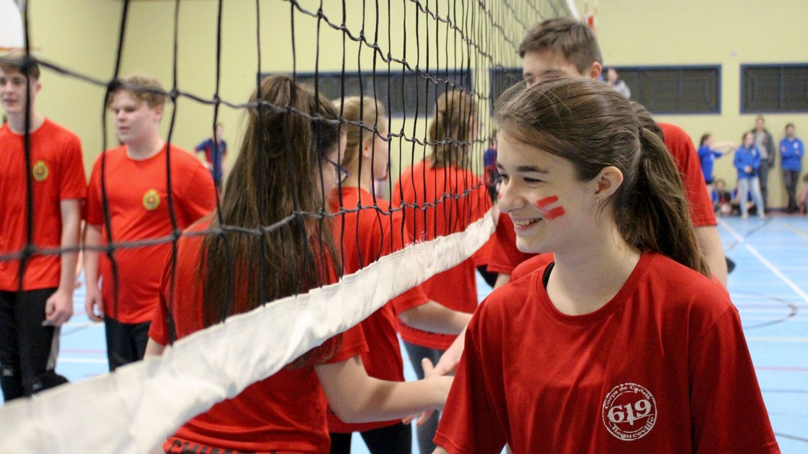 Une cadette du corps de cadets 619 de Beauceville offre ses félicitations à son adversaire. Malgré la rivalité, chaque cadet reconnaît l’effort de tous.
