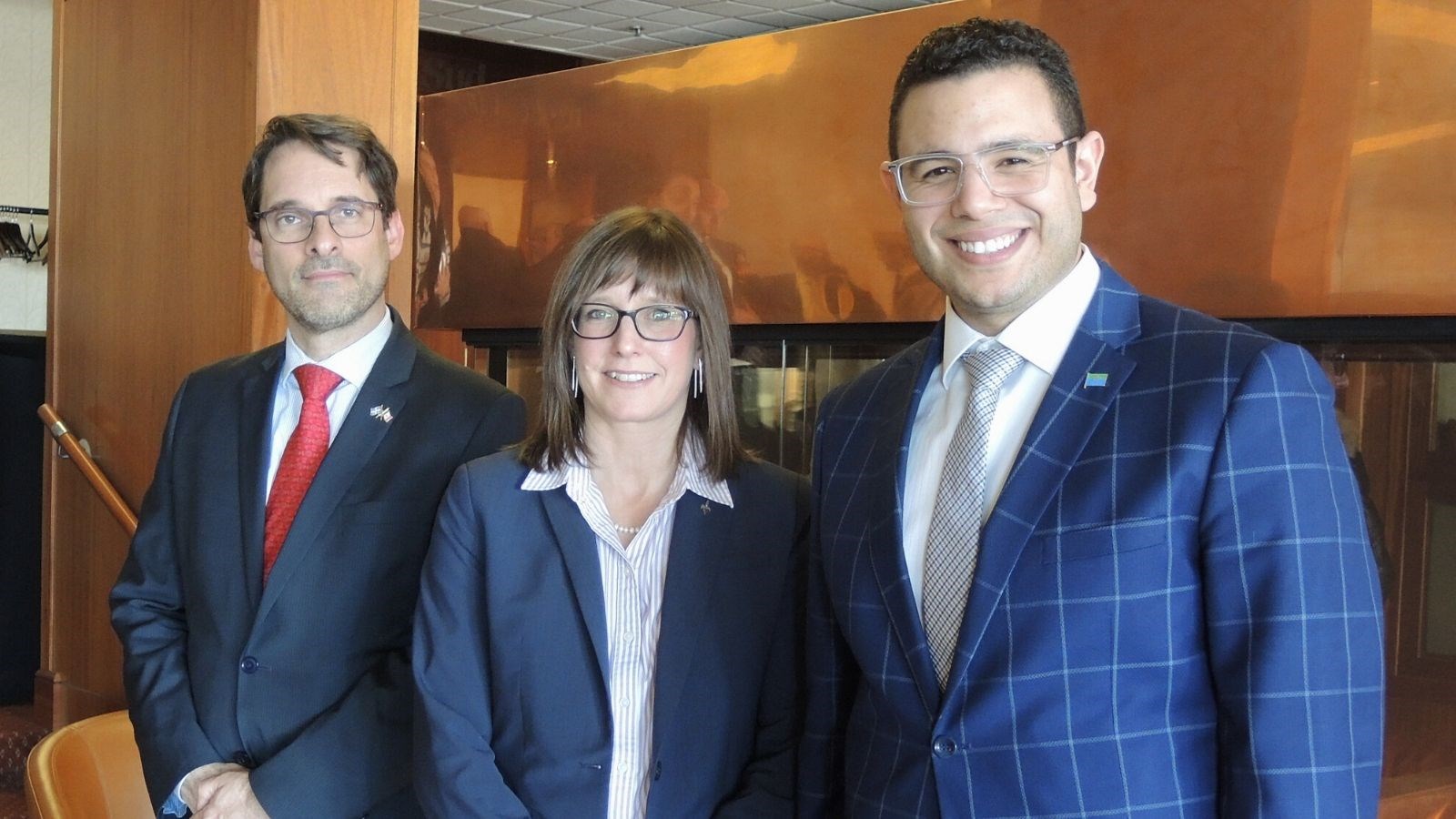 Le doyen du corps consulaire, Alejandro Ives Estivill Castro, la ministre Marie-Ève Proulx et le député de Beauce-Sud, Samuel Poulin.