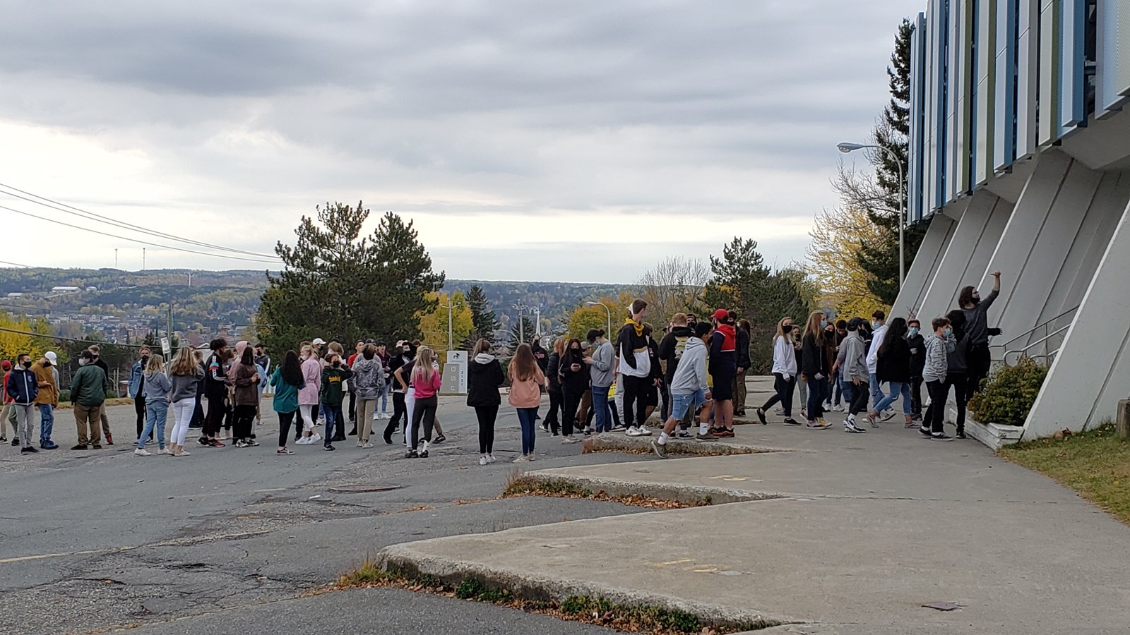 Une cinquantaine d'élèves ont manifesté contre les nouvelles mesures sanitaires dans le réseau scolaire