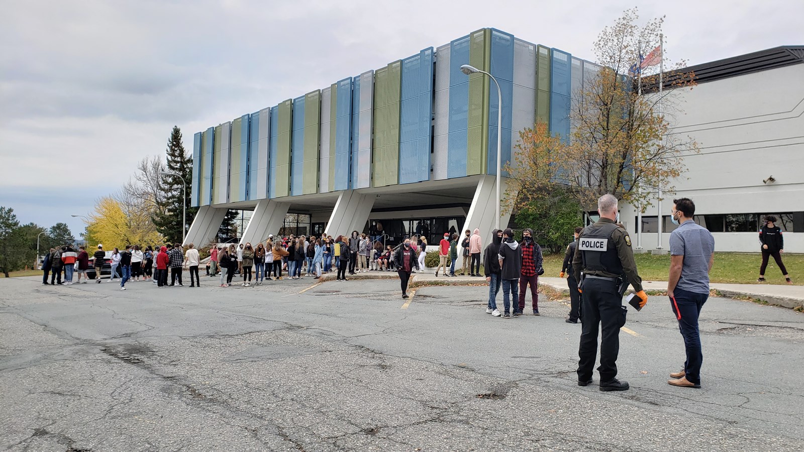 Une cinquantaine d'élèves ont manifesté contre les nouvelles mesures sanitaires dans le réseau scolaire