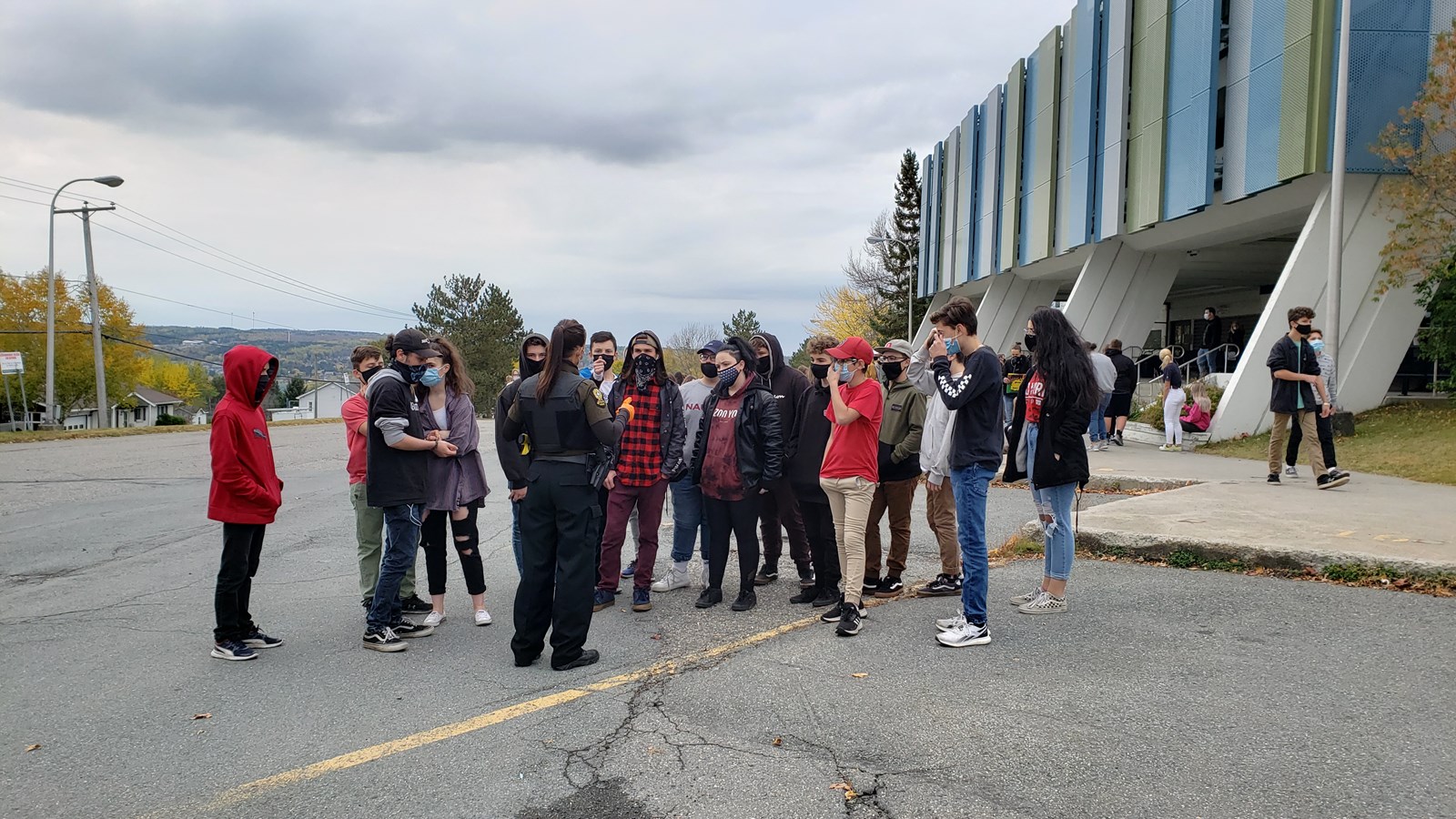Une cinquantaine d'élèves ont manifesté contre les nouvelles mesures sanitaires dans le réseau scolaire