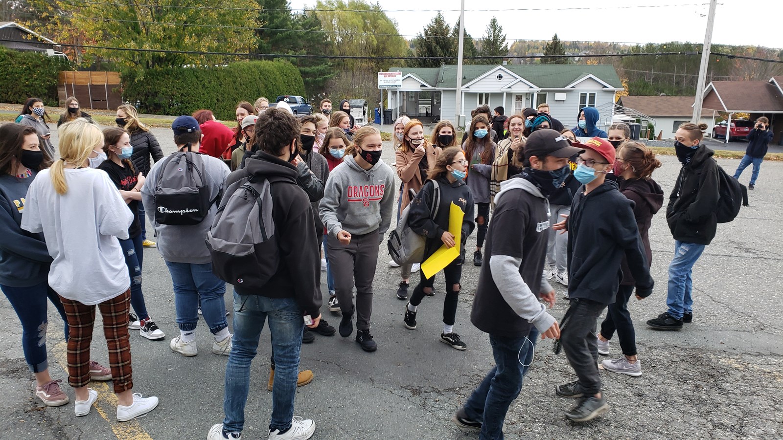 Une cinquantaine d'élèves ont manifesté contre les nouvelles mesures sanitaires dans le réseau scolaire