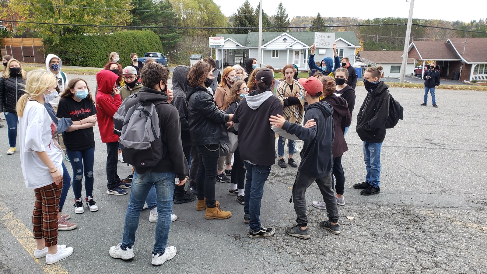 Une cinquantaine d'élèves ont manifesté contre les nouvelles mesures sanitaires dans le réseau scolaire