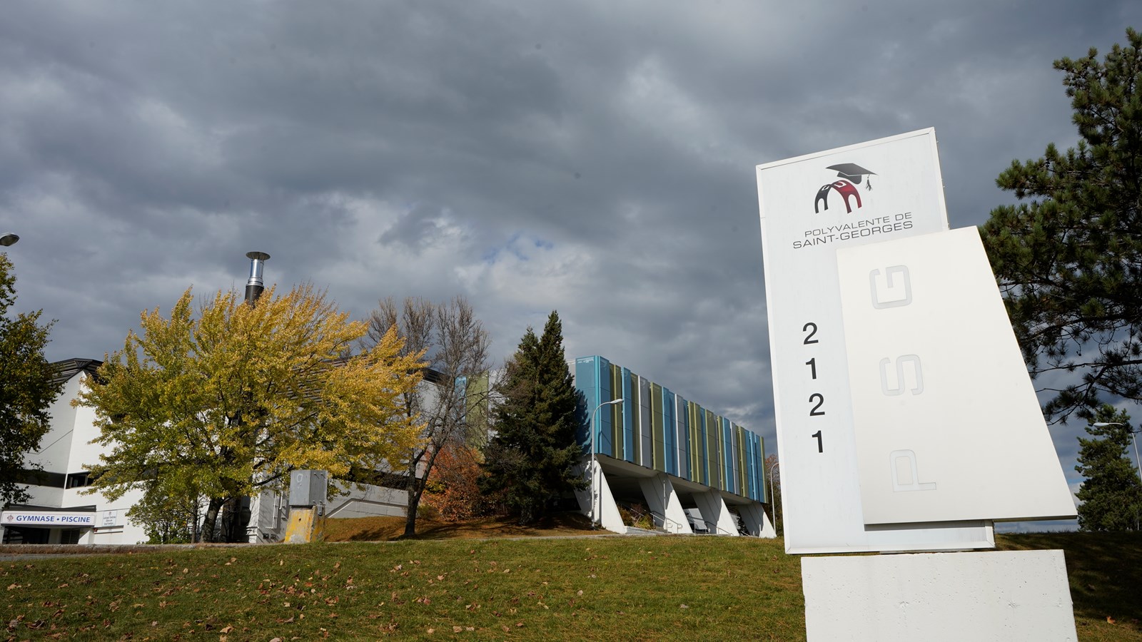 Nouveaux cas confirmés de COVID-19 à la Polyvalente de Saint-Georges et à l'école la Tourterelle