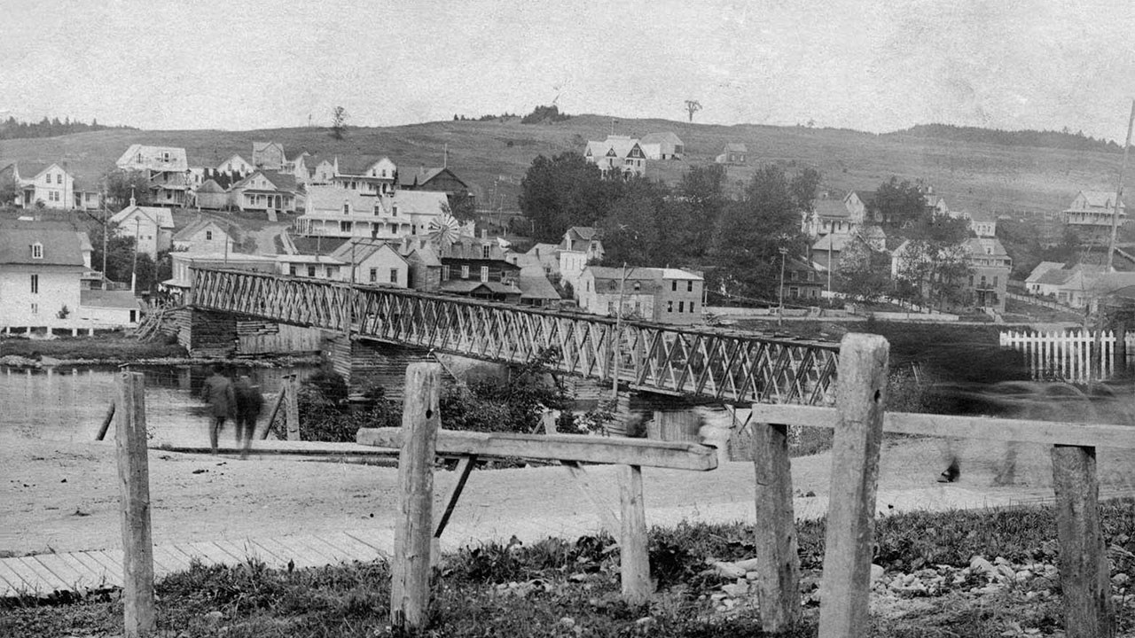 UNE ÉOLIENNE MULTIPALE AU CENTRE-VILLE IL Y A PLUS DE 100 ANS.
