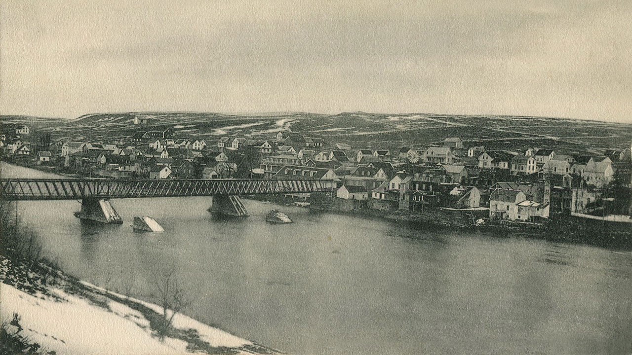 UNE ÉOLIENNE MULTIPALE AU CENTRE-VILLE IL Y A PLUS DE 100 ANS.