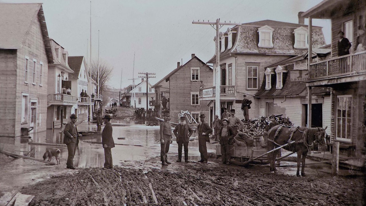 EMPILADE DE MAISONS LORS DE LA DÉBÂCLE DE 1896