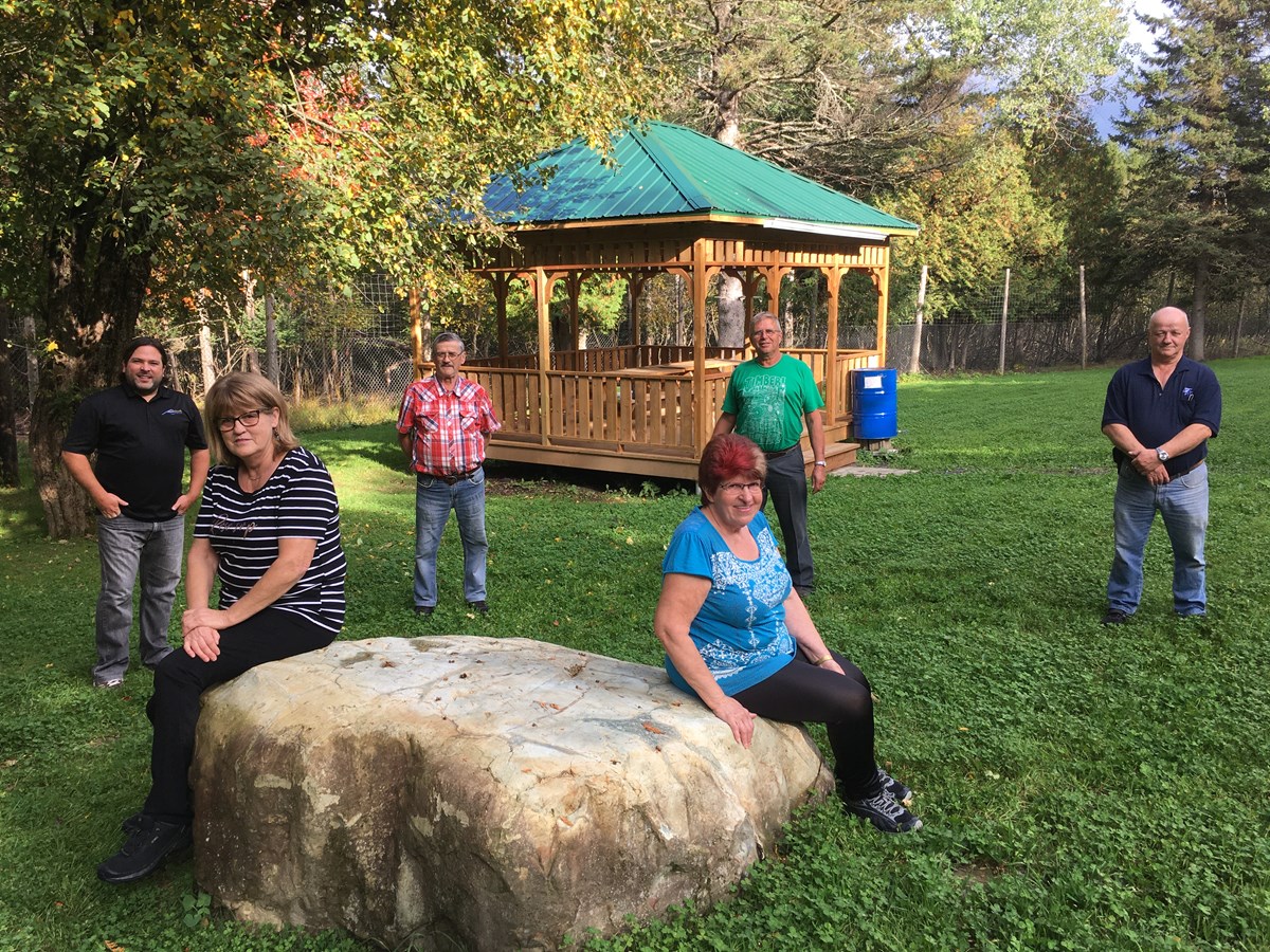 Une aire de repos dans le Parc des cervidés