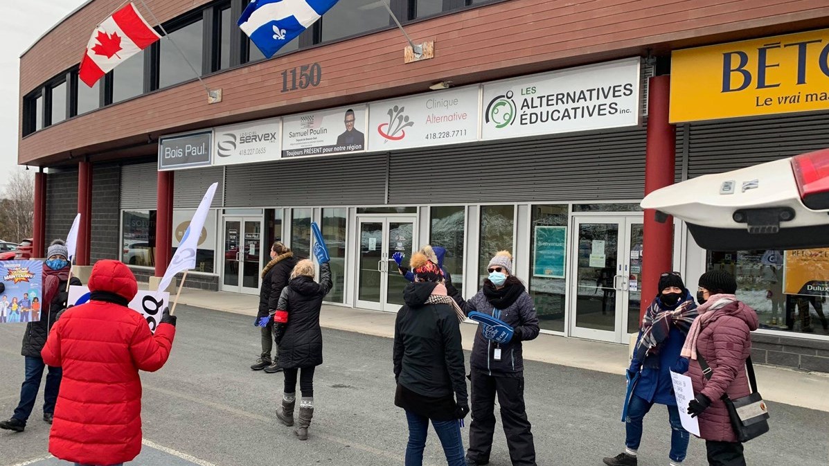 Manifestation du personnel en services de garde devant le bureau du député Samuel Poulin