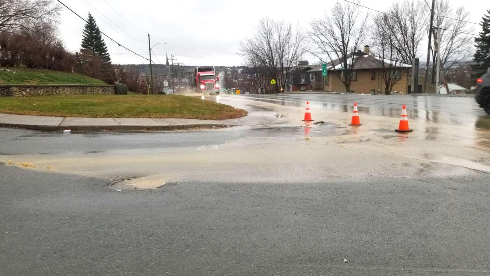 Bris d'aqueduc à l'intersection de la 114e rue et du boulevard Lacroix
