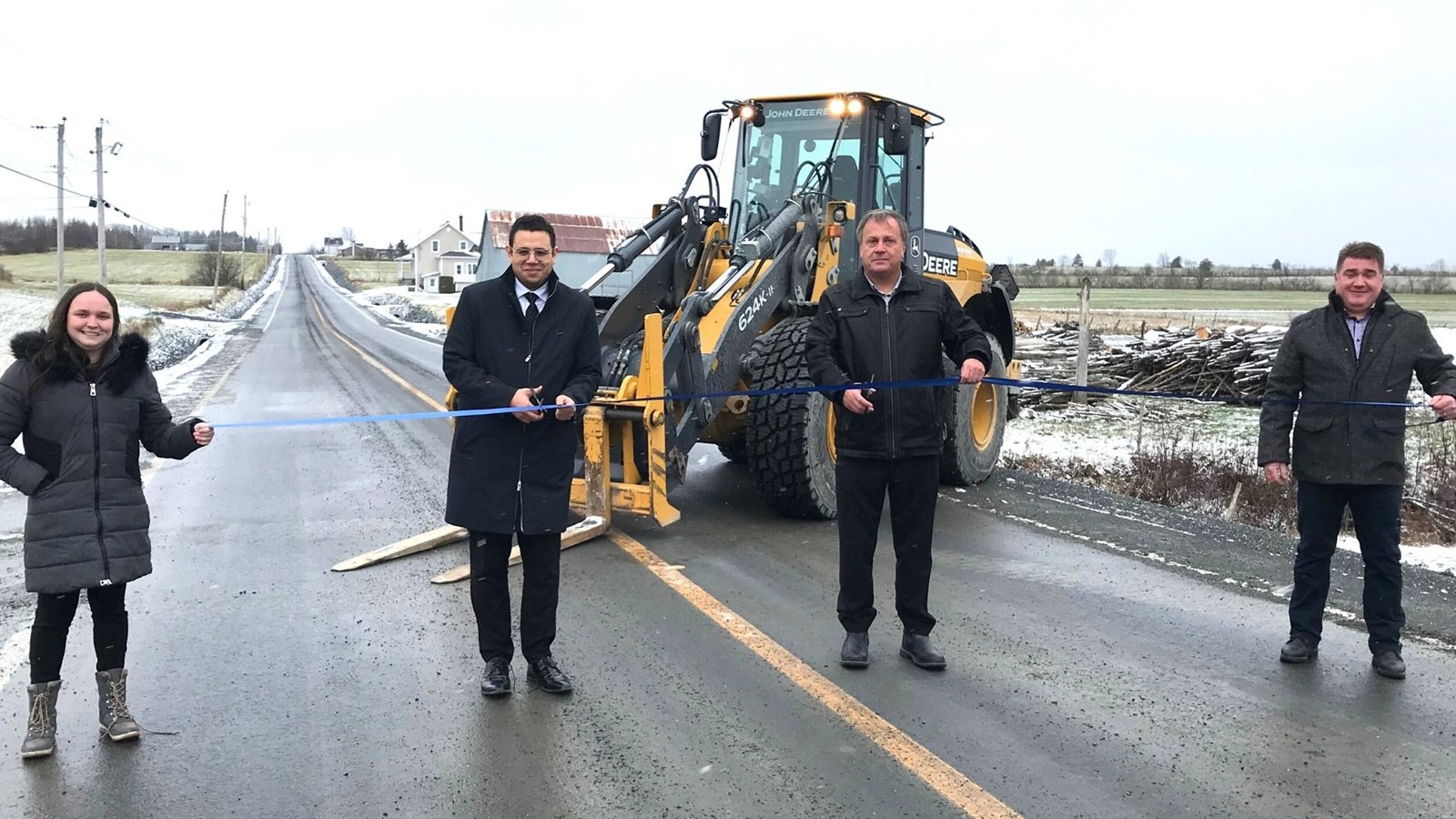 La conseillère de Saint-Honoré, Karine Champagne, le député de Beauce-Sud, SamuelPoulin, le maire de Saint-Honoré, Dany Quirion, et l’inspecteur municipal, Stéphane Poulin, dans le rang 9 à Saint-Honoré.