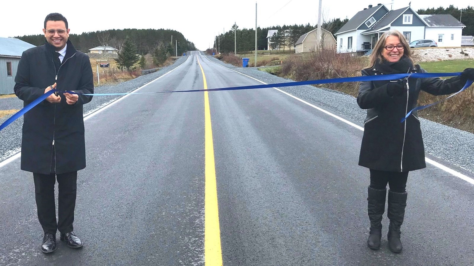 Le député de Beauce-Sud, Samuel Poulin, et la mairesse Saint-Benjamin, Martine Boulet, à l’entrée du rang 14 de la municipalité.