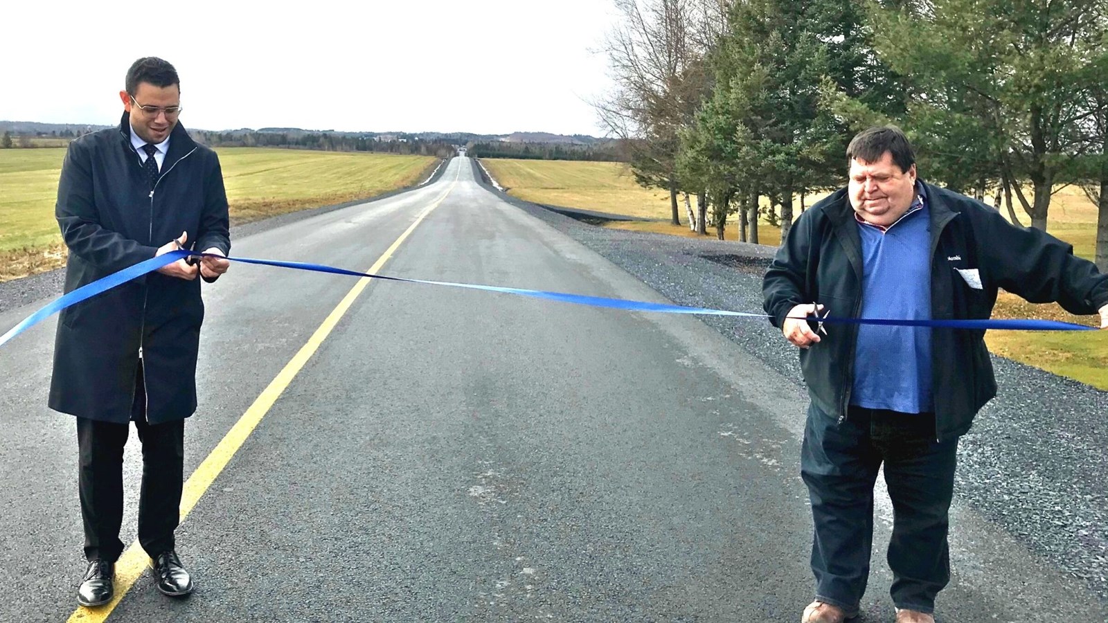 Le député de Beauce-Sud, Samuel Poulin, et le maire de Saint-Côme, Yvon Paquet, sur la route Fortin à Saint-Côme.