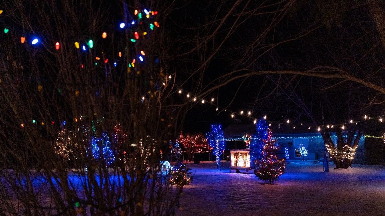 Jeannine Poirier illumine chaque année son jardin pour la résidence de la Roselière