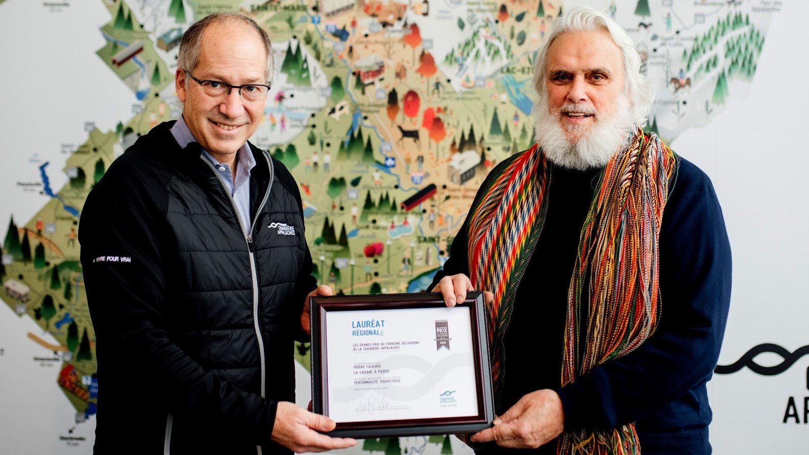 Richard Moreau, directeur général de Tourisme Chaudière-Appalaches, a remis le prix à Pierre Faucher.