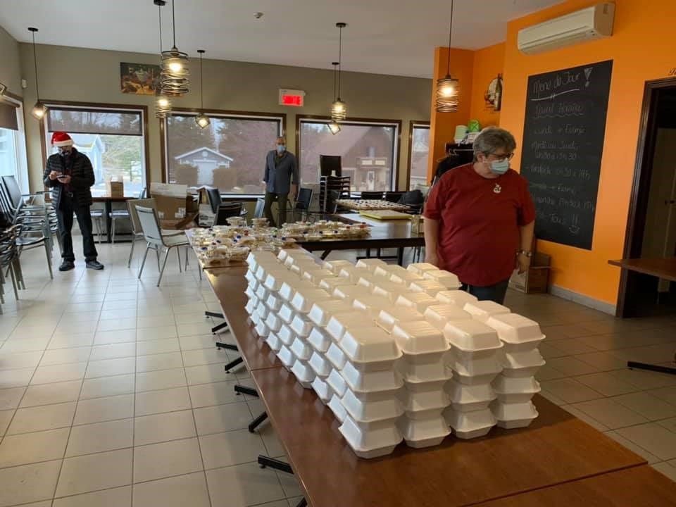Le restaurant La Bonne Fringale distribue 170 repas de Noël gratuits aux personnes seules