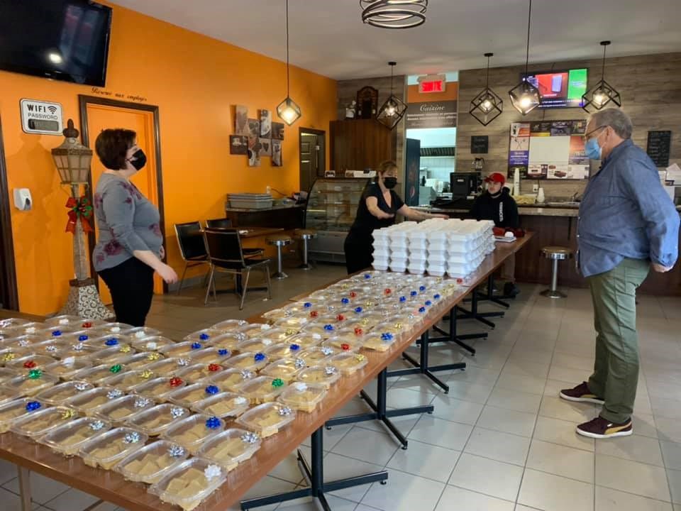 Le restaurant La Bonne Fringale distribue 170 repas de Noël gratuits aux personnes seules